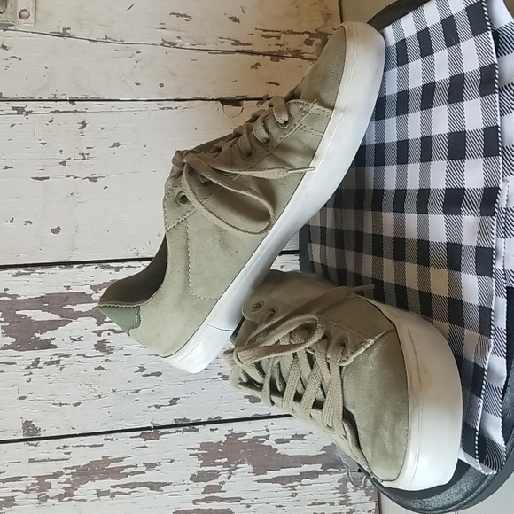 no brand Shoes - Soft Suede Casual Tennis shoes size 6